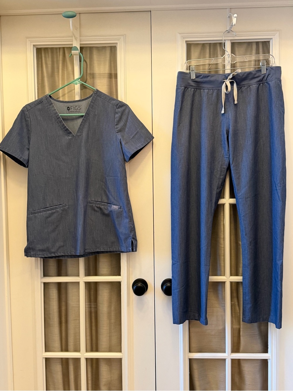 Small/Medium Women’s Figs Scrubs Set Denim Blue EUC